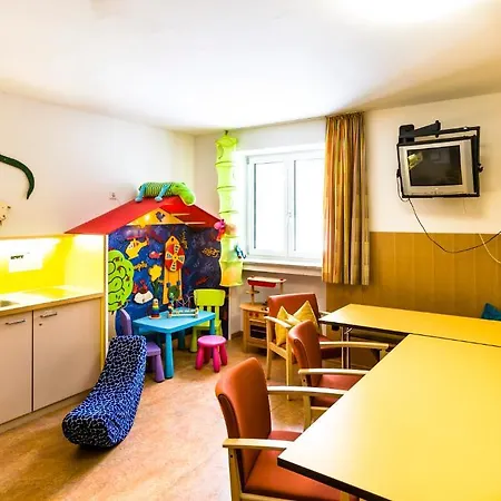- Membership Required! Auberge de jeunesse